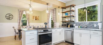 Retreat close to downtown with hot tub