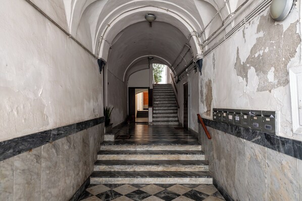 المنشأة من الداخل