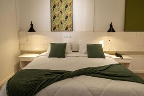Zimmersafe, Verdunkelungsvorhänge, Bügeleisen/Bügelbrett