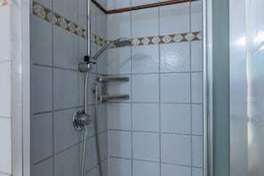 Dusche, Haartrockner, Bidet, Handtücher