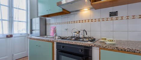 Frigorifero, forno, pentole/stoviglie/utensili, tavolo da pranzo