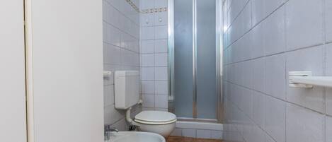 Een douche, een haardroger, een bidet, handdoeken