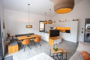 TV - Apartment 'Omas Rhön-Garten' with Mountain View, Shared Terrace and Wi-Fi (Rabennest)