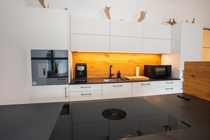 Fridge, microwave, oven, stovetop - Apartment 'Omas Rhön-Garten' with Mountain View, Shared Terrace and Wi-Fi (Rabennest)