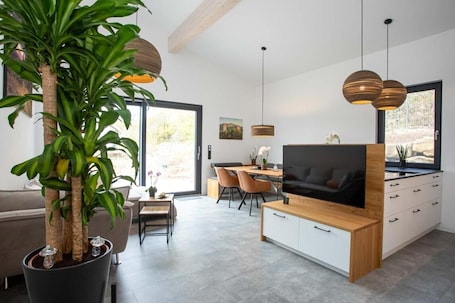 TV. Apartment 'Omas Rhön-Garten' with Mountain View, Shared Terrace and Wi-Fi