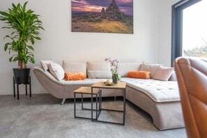 TV - Apartment 'Omas Rhön-Garten' with Mountain View, Shared Terrace and Wi-Fi (Rabennest)