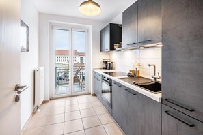 Jääkaappi, mikroaaltouuni, uuni, liesi