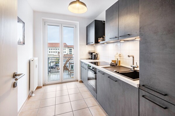 Frigorifero, microonde, forno, piano cottura