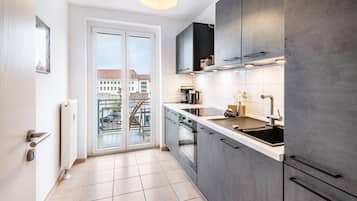 Jääkaappi, mikroaaltouuni, uuni, liesi