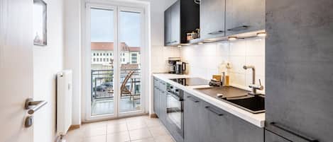 Kühlschrank, Mikrowelle, Ofen, Herdplatte