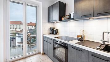 Kühlschrank, Mikrowelle, Ofen, Herdplatte