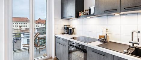 冷蔵庫、電子レンジ、オーブン、コンロ