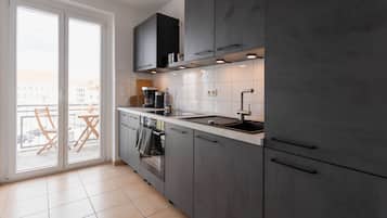 Frigorifero, microonde, forno, piano cottura