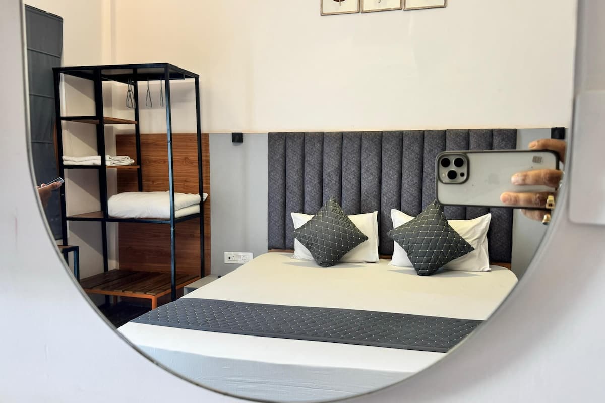 Habitación doble Deluxe | Escritorio y espacio para trabajar con laptop