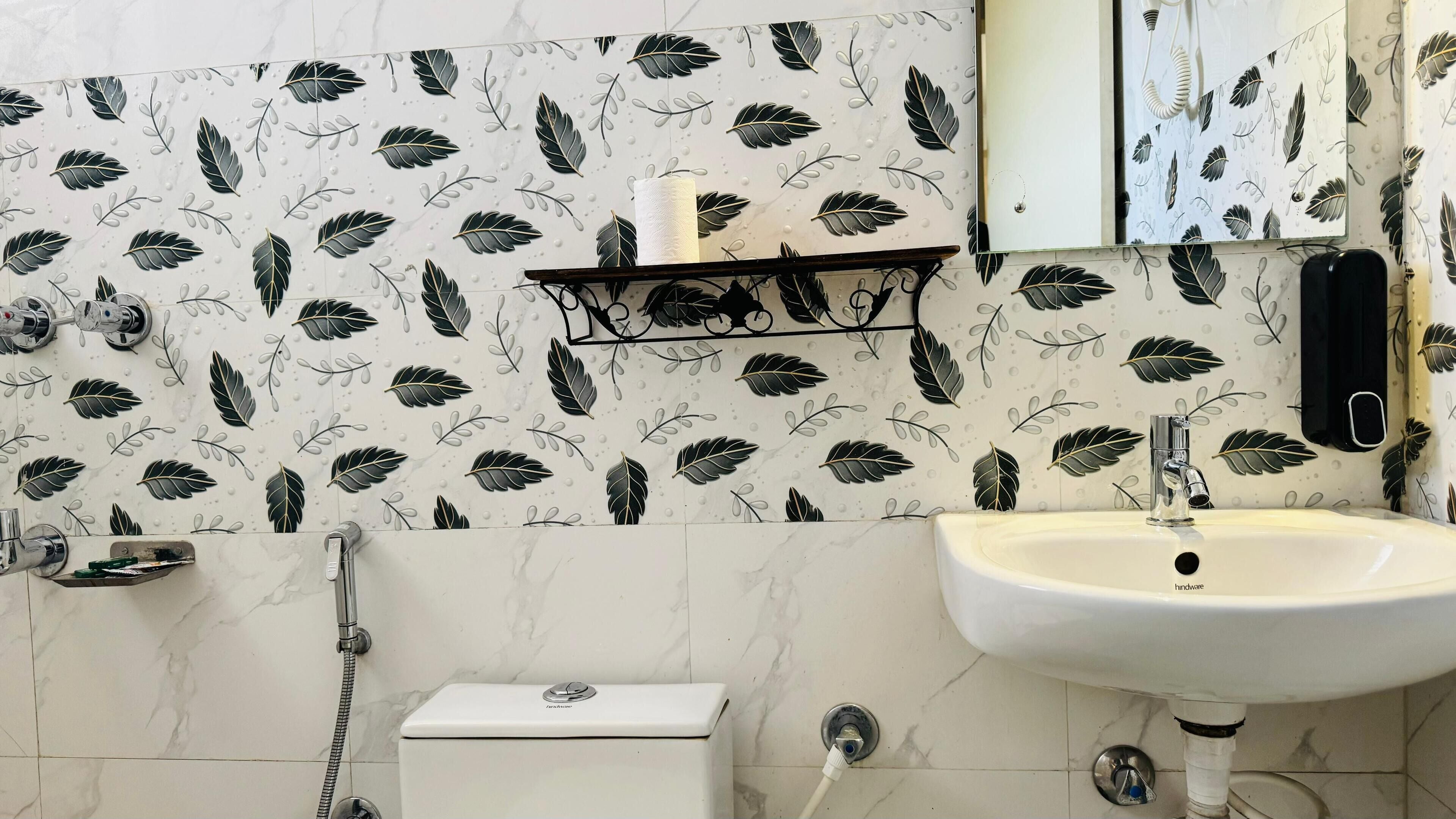 Deluxe Double Room | Bathroom | Slippers, towels