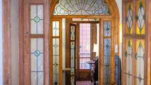 A hallway with wooden doors and stained glass windows. - Rental in Rome Frattina Atmosphere Apartment (Rome)