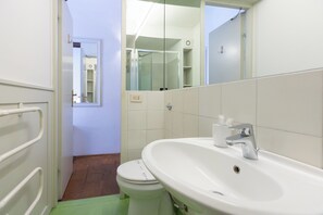Apartment | Bathroom | Free toiletries, towels - Rental in Rome Frattina Atmosphere Apartment (Rome)