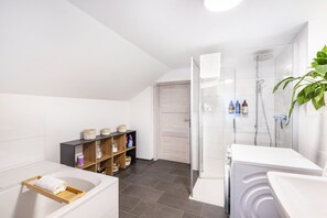 Regadera, amenidades de baño gratuitas, secadora de cabello, toallas