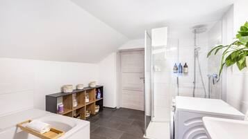 Een douche, gratis toiletartikelen, een haardroger, handdoeken