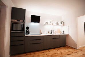 Kühlschrank, Mikrowelle, Ofen, Herdplatte
