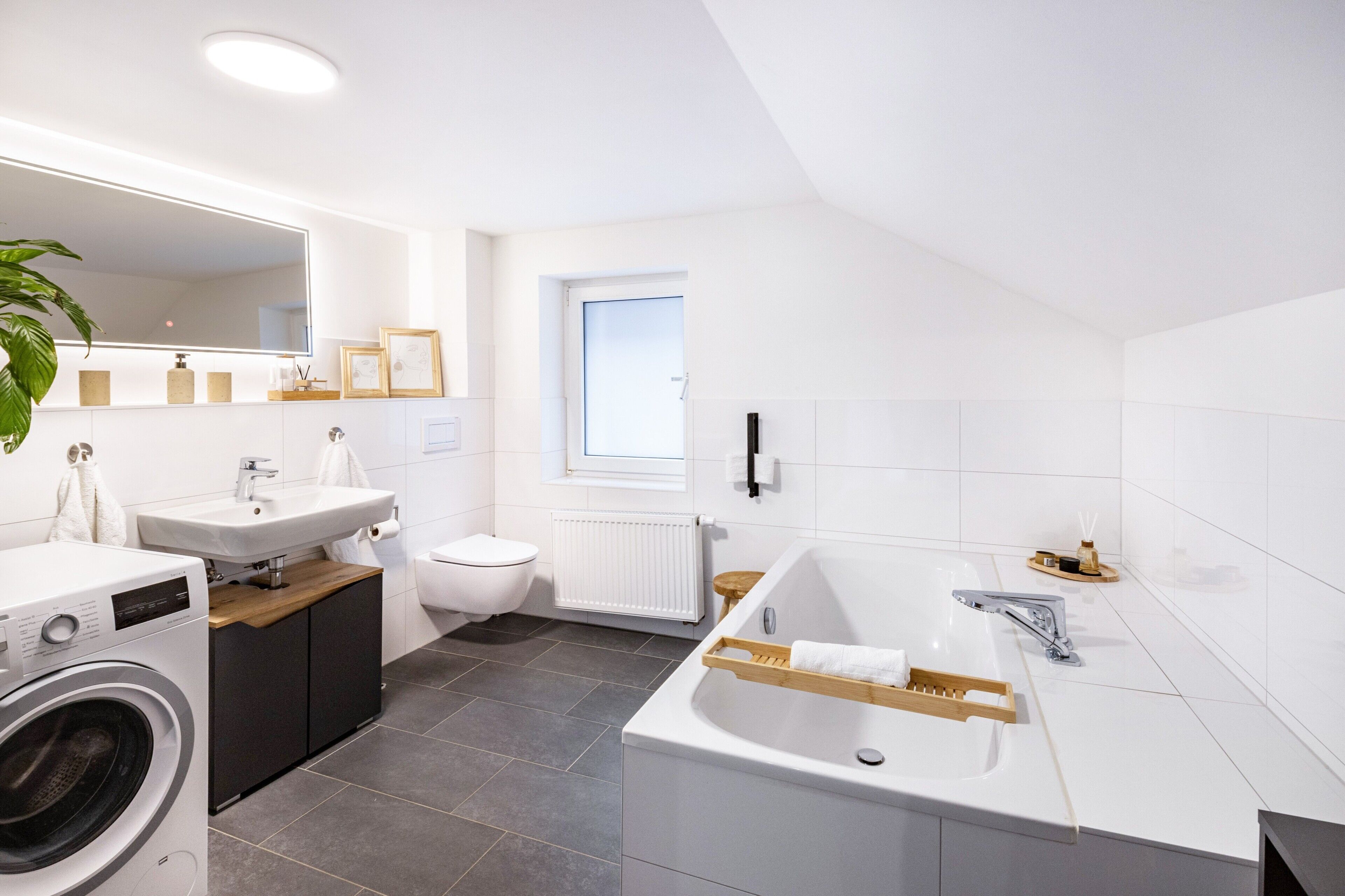 Dusche, kostenlose Toilettenartikel, Haartrockner, Handtücher