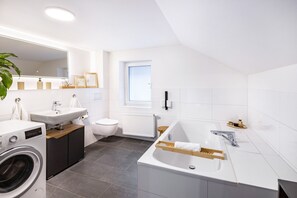 Regadera, amenidades de baño gratuitas, secadora de cabello, toallas 