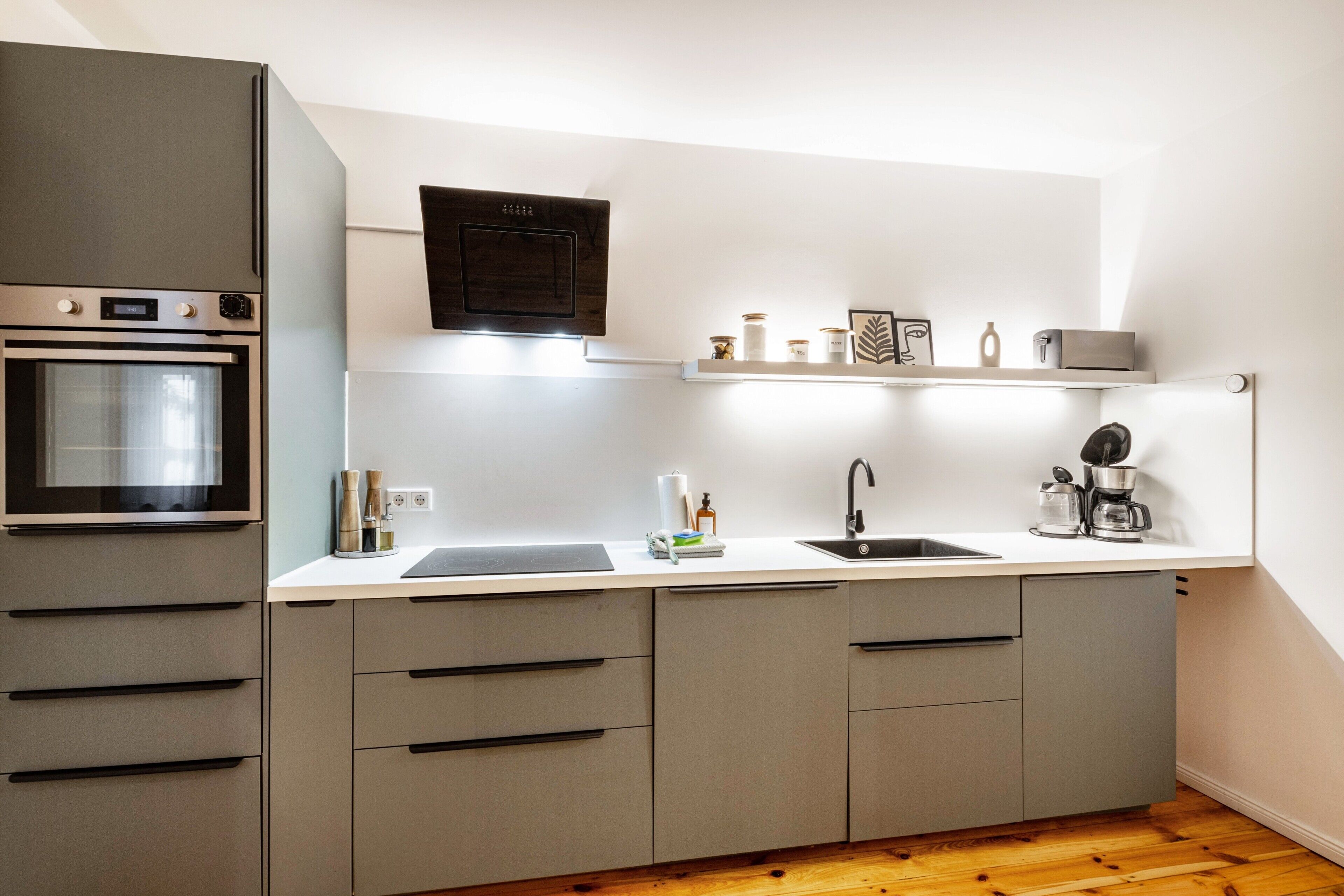 Kühlschrank, Mikrowelle, Ofen, Herdplatte