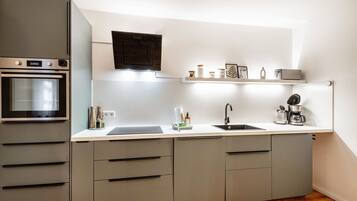 Kühlschrank, Mikrowelle, Ofen, Herdplatte