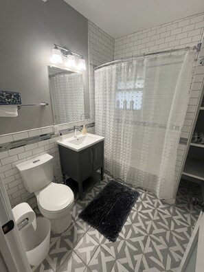 ヘアドライヤー、タオル、石鹸、トイレットペーパー