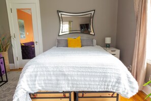 1 室のベッドルーム、デスク、アイロン / アイロン台、WiFi (無料)