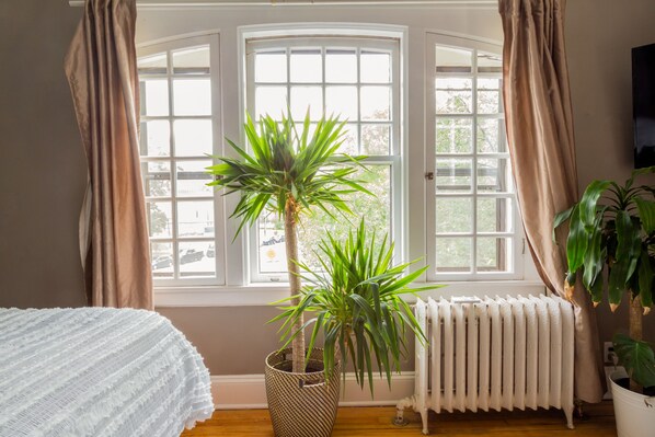 1 室のベッドルーム、デスク、アイロン / アイロン台、WiFi (無料)