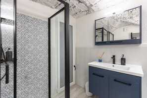 Appartement | Salle de bain | Douche, douche à « effet pluie », articles de toilette gratuits
