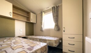 3 bedrooms, bed sheets - 3 Bed-sleeps 8-free Parking-10 Min to Beach (Skegness)