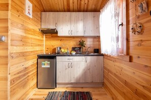 Refrigerador, placa de cocina, silla alta para bebés