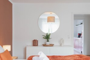 1 slaapkamer, een strijkplank/strijkijzer, wifi, beddengoed