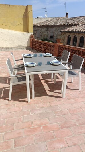 Apartment | Outdoor dining