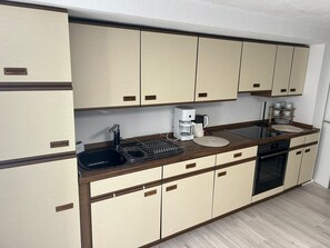 Fridge, oven, stovetop, coffee/tea maker