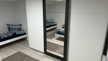 1 slaapkamer, een strijkplank/strijkijzer, wifi, beddengoed