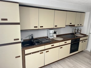 Kühlschrank, Ofen, Herdplatte, Wasserkocher mit Kaffee-/Teezubehör