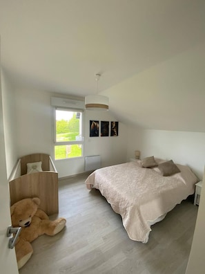 3 bedrooms, iron/ironing board, internet, bed sheets