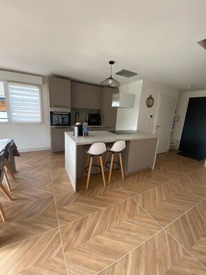 Micro-ondes, four, lave-vaisselle