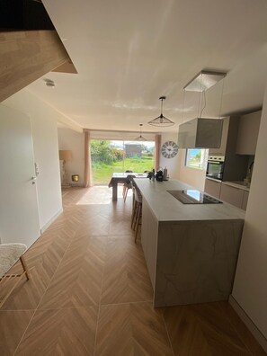 Micro-ondes, four, lave-vaisselle