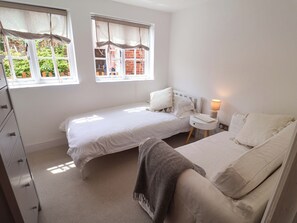 4 bedrooms, individually decorated, individually furnished, free WiFi - 11 Ballygate (Beccles)