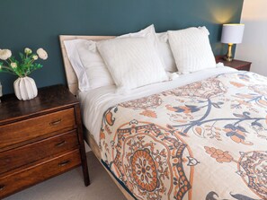 4 bedrooms, individually decorated, individually furnished, free WiFi - 11 Ballygate (Beccles)