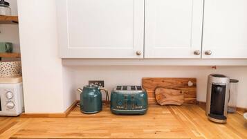 Rentaplats i utensilis de cuina, vaixella i coberteria