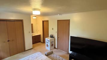 2 bedrooms, iron/ironing board, internet