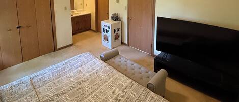 2 bedrooms, iron/ironing board, Internet