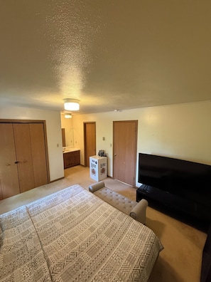 2 bedrooms, iron/ironing board, internet