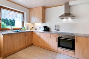 Réfrigérateur, un four, surface de cuisson, lave-vaisselle