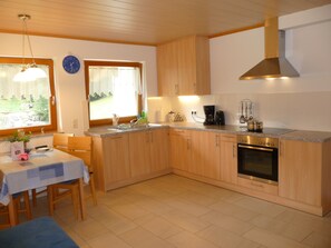 Frigorifero, forno, piano cottura, lavastoviglie